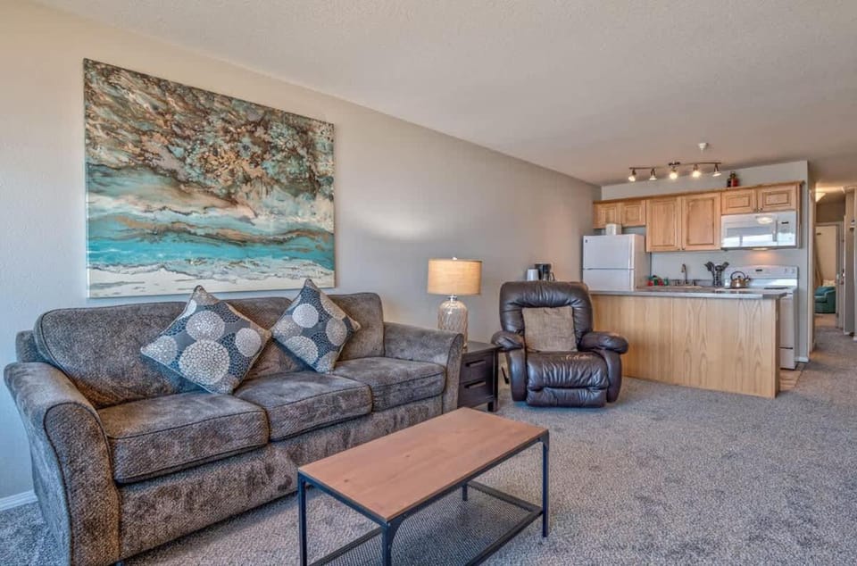 Beautiful Oceanfront Suite - Top Floor - Pool and Sauna - Sleeps 4 House in Lincoln City