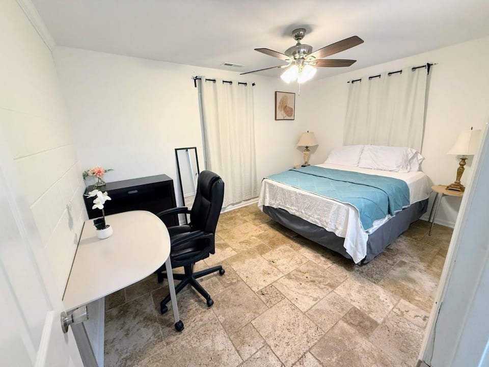 Renovated 2 Bedroom in Durham! Superhost! House in Durham