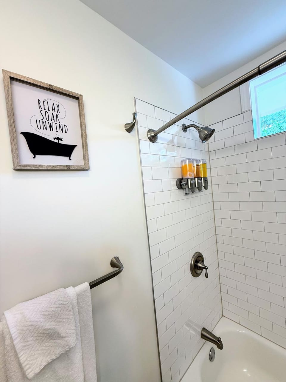 Renovated 2 Bedroom in Durham! Superhost! House in Durham