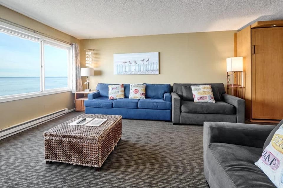 Premium Oceanfront Suite - Sleeps 8 - Top Floor - Pool & Sauna House in Lincoln City