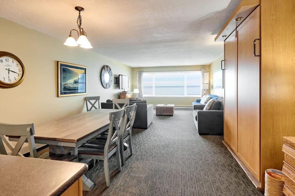 Premium Oceanfront Suite - Sleeps 8 - Top Floor - Pool & Sauna House in Lincoln City