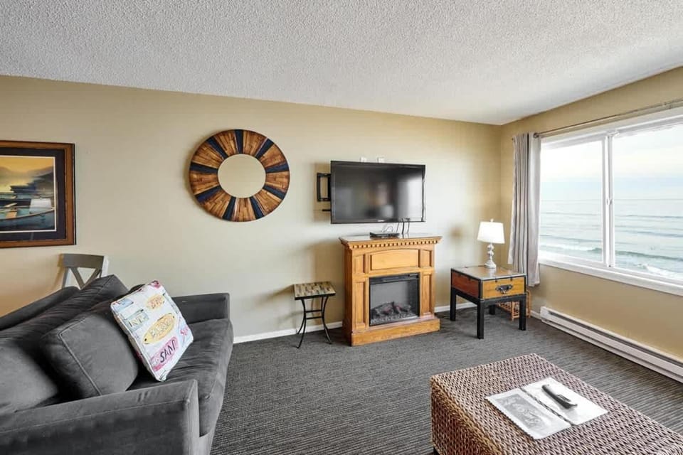 Premium Oceanfront Suite - Sleeps 8 - Top Floor - Pool & Sauna House in Lincoln City