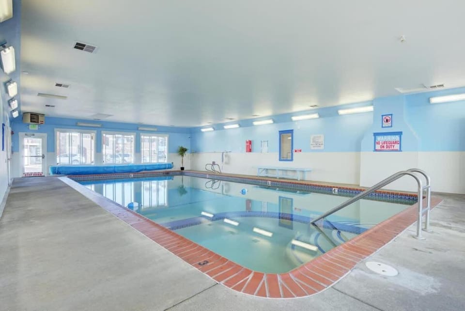Spacious Beachfront Suite - Sleeps 8 - Top Floor - Pool and Sauna House in Lincoln City