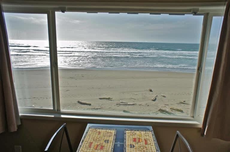Spacious Beachfront Suite - Sleeps 8 - Top Floor - Pool and Sauna House in Lincoln City