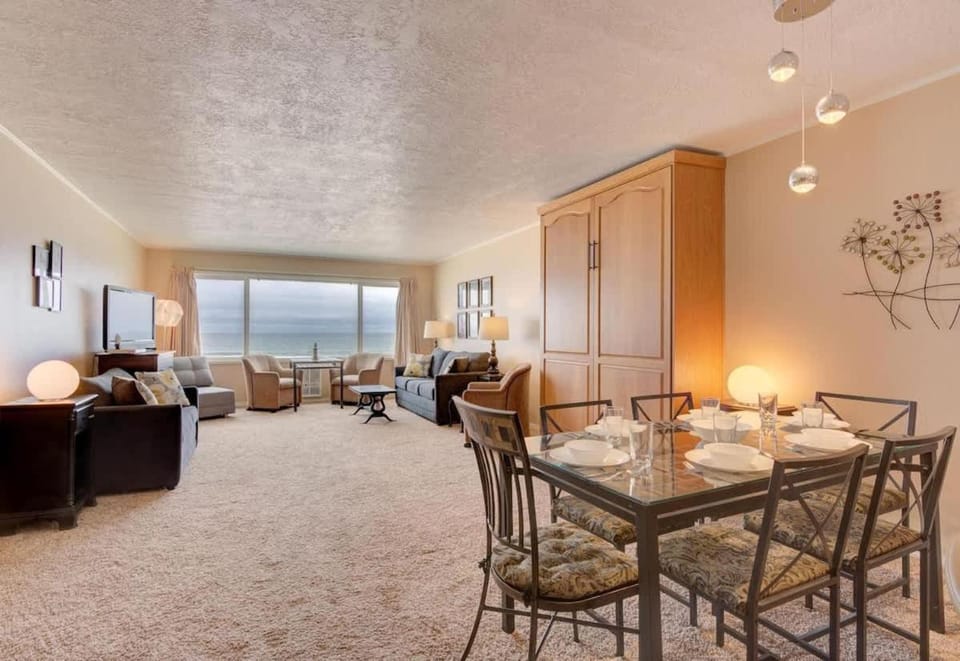 Spacious Beachfront Suite - Sleeps 8 - Top Floor - Pool and Sauna House in Lincoln City