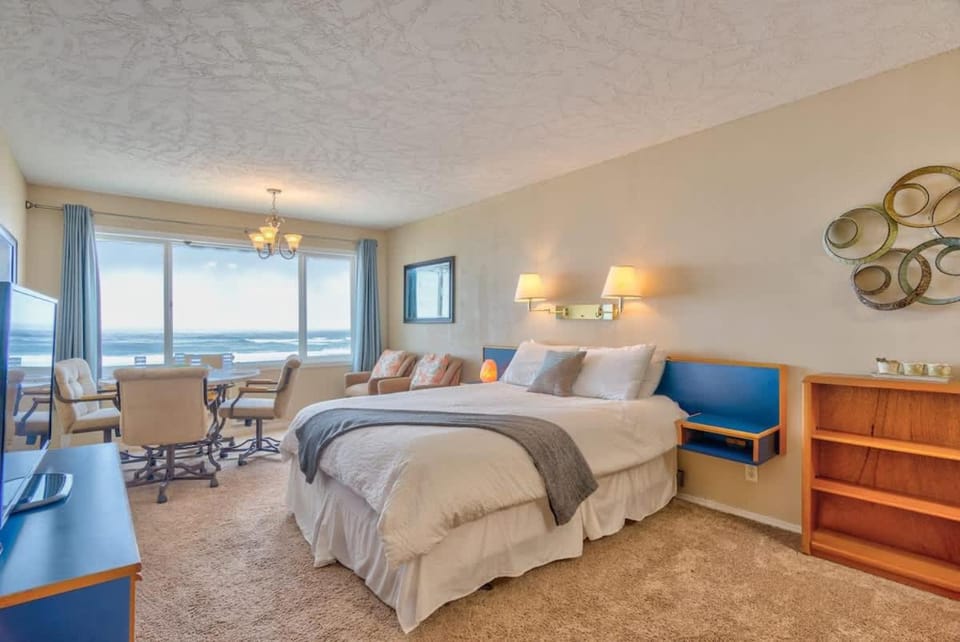 Spacious Oceanfront Suite - Sleeps 8 - Top Floor - Pool and Sauna House in Lincoln City