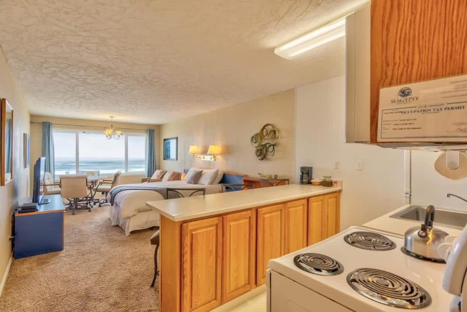 Spacious Oceanfront Suite - Sleeps 8 - Top Floor - Pool and Sauna House in Lincoln City
