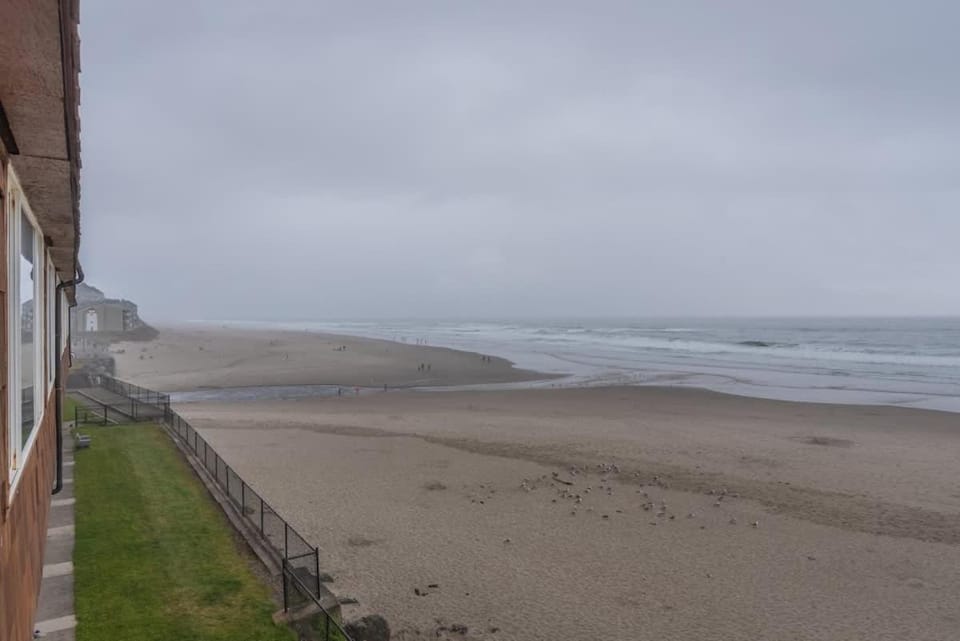 Spacious Oceanfront Suite - Sleeps 8 - Top Floor - Pool and Sauna House in Lincoln City