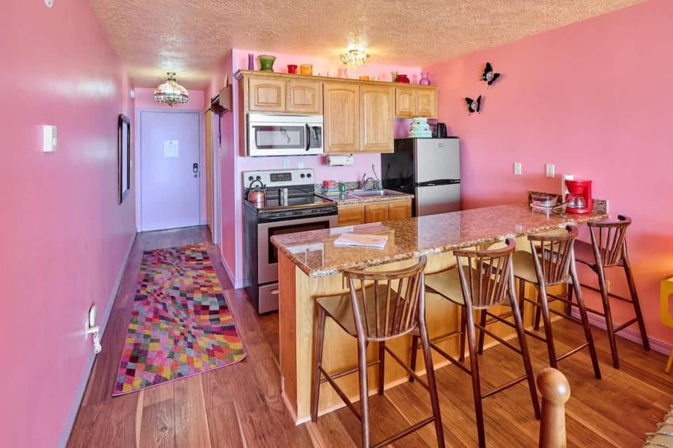 Groovy Oceanfront Suite - Top Floor - Pool and Sauna - Sleeps 4 House in Lincoln City