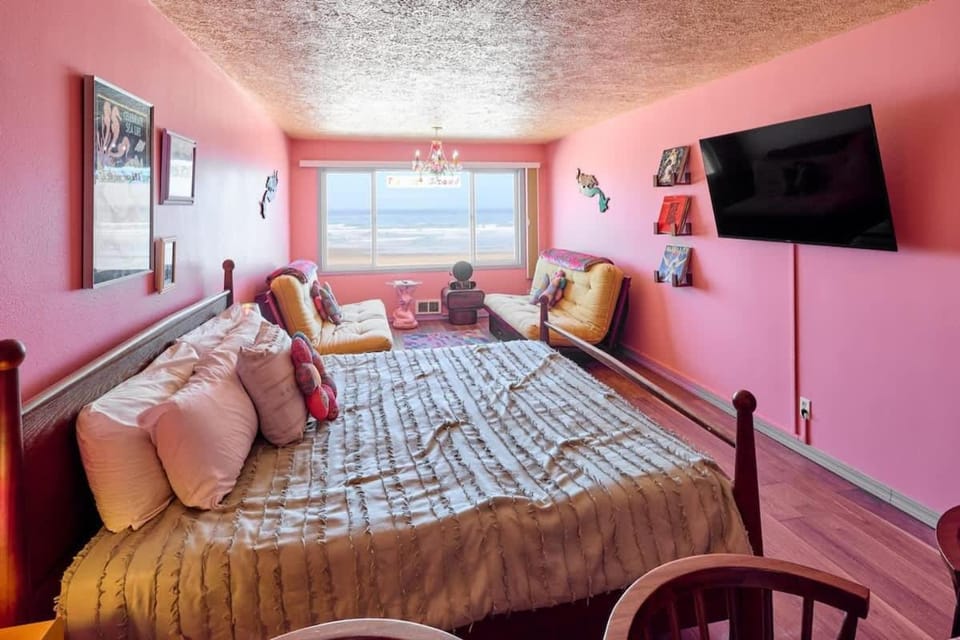 Groovy Oceanfront Suite - Top Floor - Pool and Sauna - Sleeps 4 House in Lincoln City