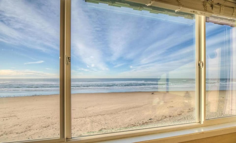 Top Floor Beachfront Suite - Pool and Sauna - Sleeps 4 House in Lincoln City