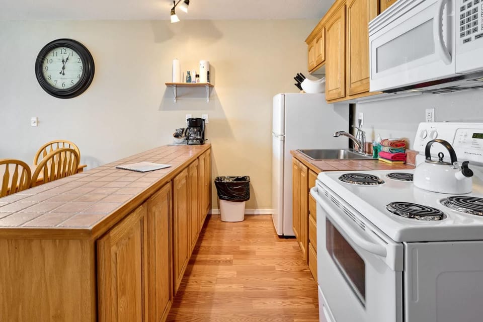 Top Floor Beachfront Suite - Pool and Sauna - Sleeps 4 House in Lincoln City