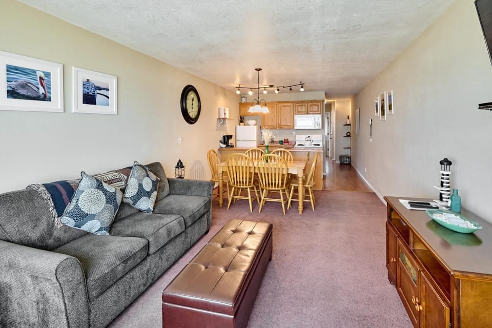 Top Floor Beachfront Suite - Pool and Sauna - Sleeps 4 House in Lincoln City