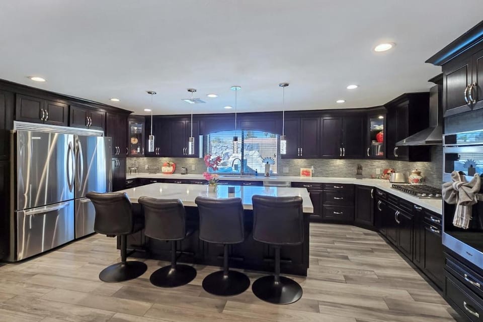Luxurious 4BR, Firepit and Pool! House in Spring Valley