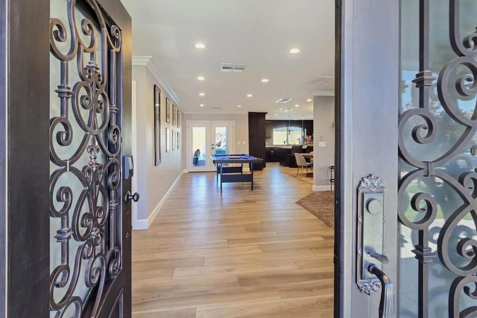 Luxurious 4BR, Firepit and Pool! House in Spring Valley