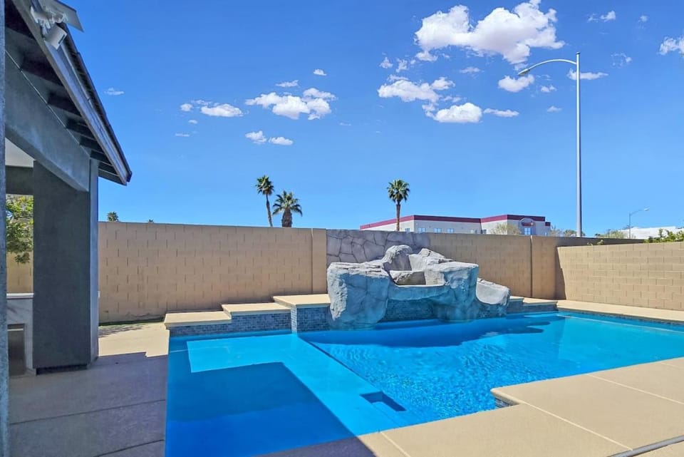 Luxurious 4BR, Firepit and Pool! House in Spring Valley