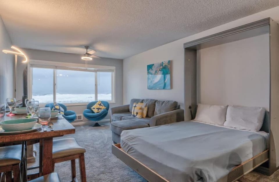 Amazing Top Floor Oceanfront Suite - Pool and Sauna - Sleeps 4 House in Lincoln City