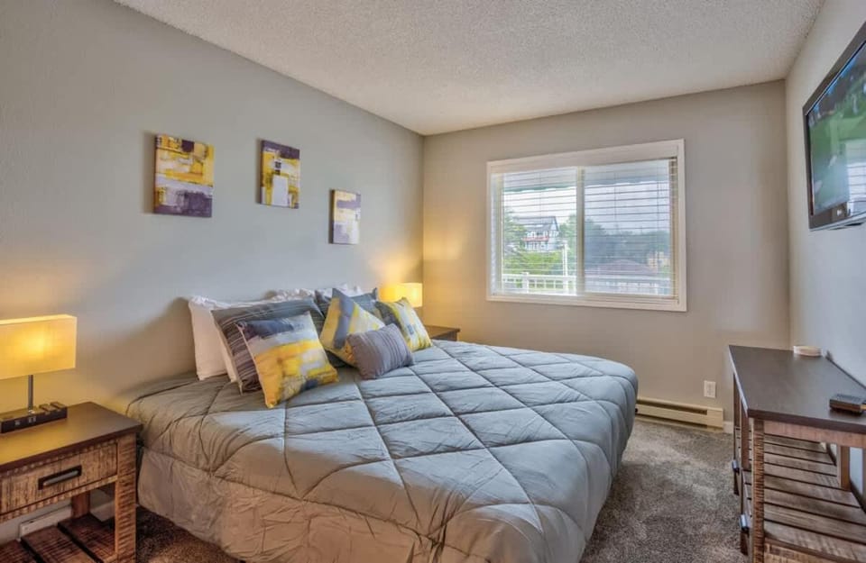Amazing Top Floor Oceanfront Suite - Pool and Sauna - Sleeps 4 House in Lincoln City