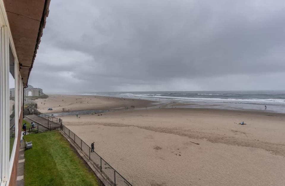 Amazing Top Floor Oceanfront Suite - Pool and Sauna - Sleeps 4 House in Lincoln City