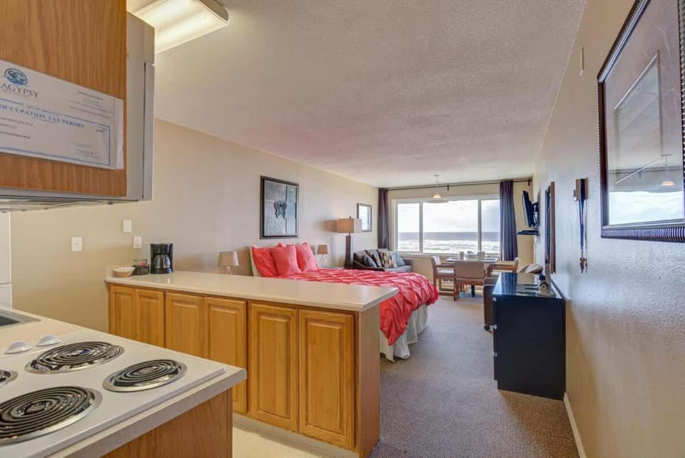 Spacious Top Floor Oceanfront Suite - Pool and Sauna - Sleeps 4 House in Lincoln City