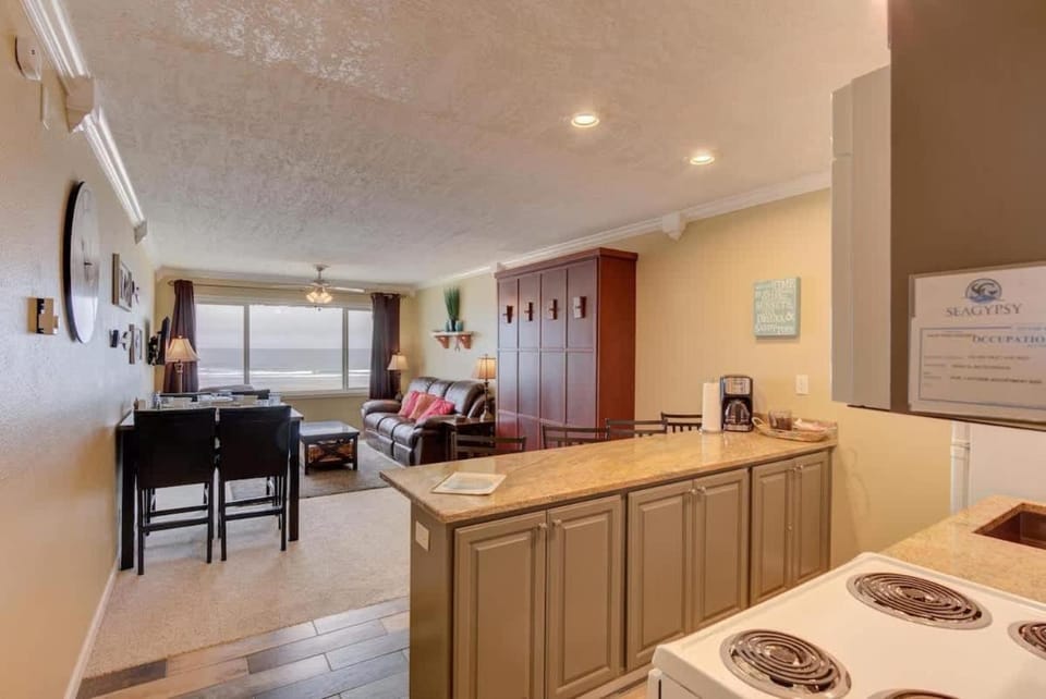 Updated Top Floor Beachfront Suite - Pool and Sauna - Sleeps 4 House in Lincoln City