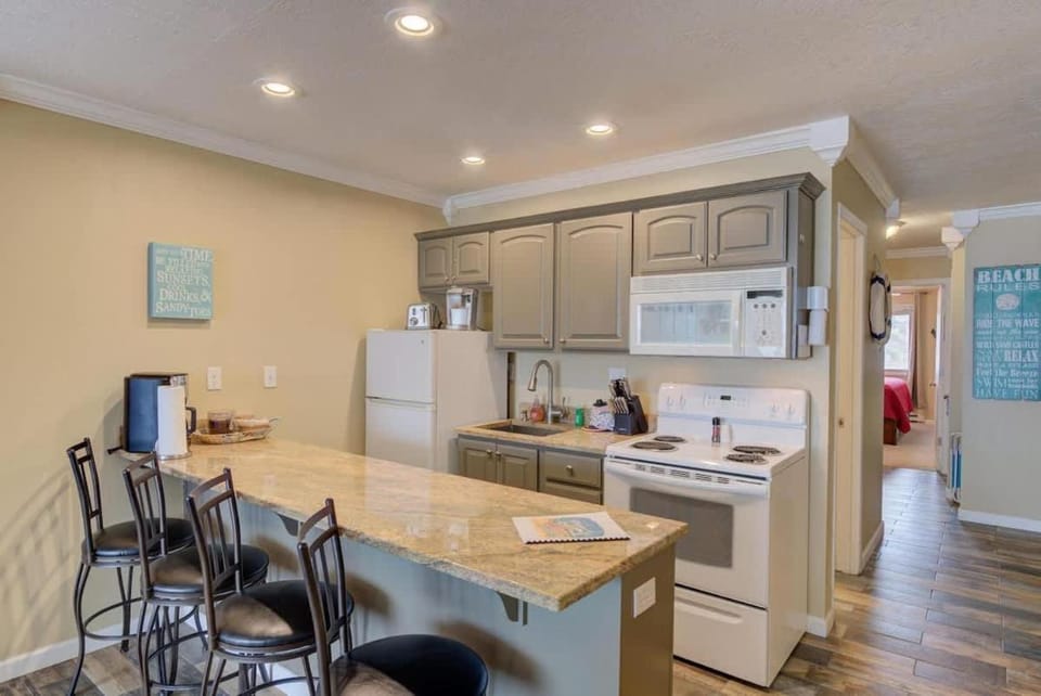 Updated Top Floor Beachfront Suite - Pool and Sauna - Sleeps 4 House in Lincoln City