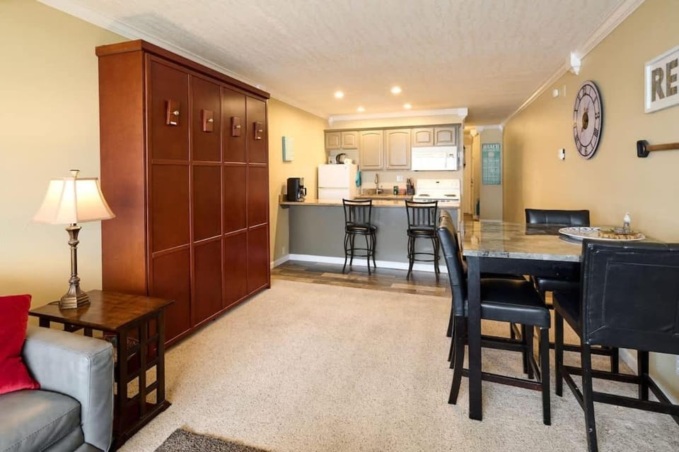 Updated Top Floor Beachfront Suite - Pool and Sauna - Sleeps 4 House in Lincoln City