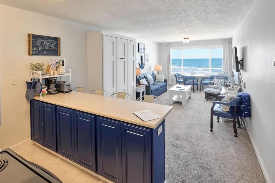 Oceanfront Suite - Top Floor - Pool and Sauna - Sleeps 6 House in Lincoln City