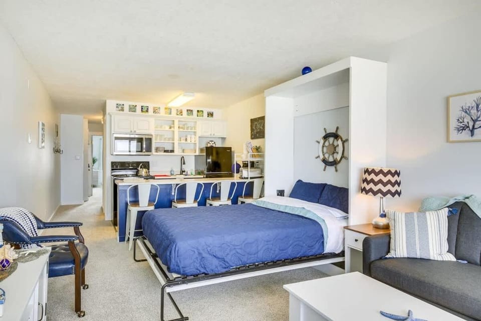 Oceanfront Suite - Top Floor - Pool and Sauna - Sleeps 6 House in Lincoln City
