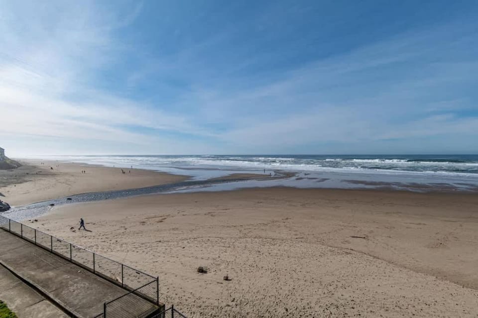 Spacious Oceanfront Suite - Top Floor - Pool and Sauna - Sleeps 6 House in Lincoln City