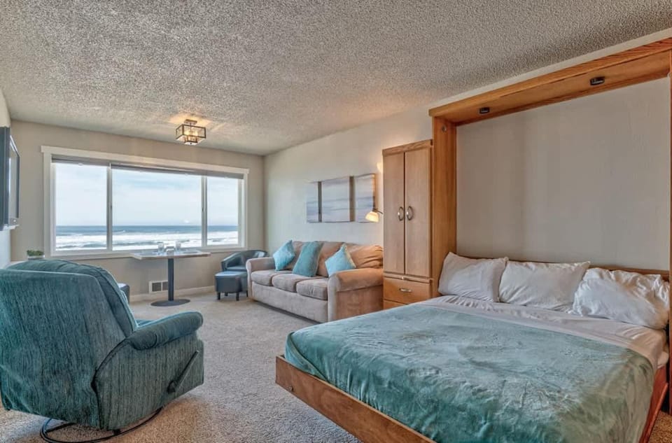 Spacious Oceanfront Suite - Top Floor - Pool and Sauna - Sleeps 6 House in Lincoln City