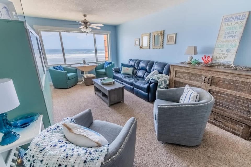 Beachfront Suite - Top Floor - Pool and Sauna - Sleeps 4 House in Lincoln City
