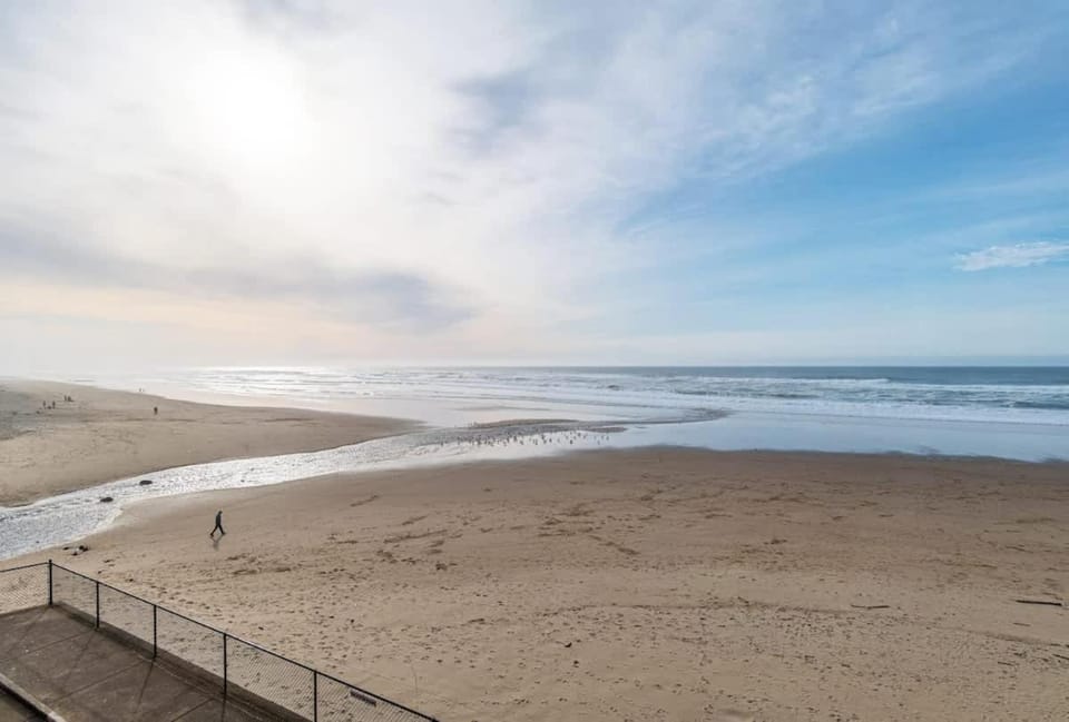 Top Floor Oceanfront Suite - Sleeps 5 - Pool and Sauna House in Lincoln City