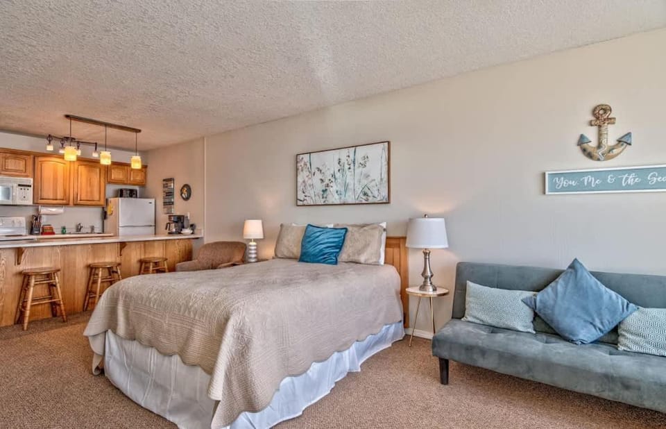 Top Floor Oceanfront Suite - Sleeps 5 - Pool and Sauna House in Lincoln City
