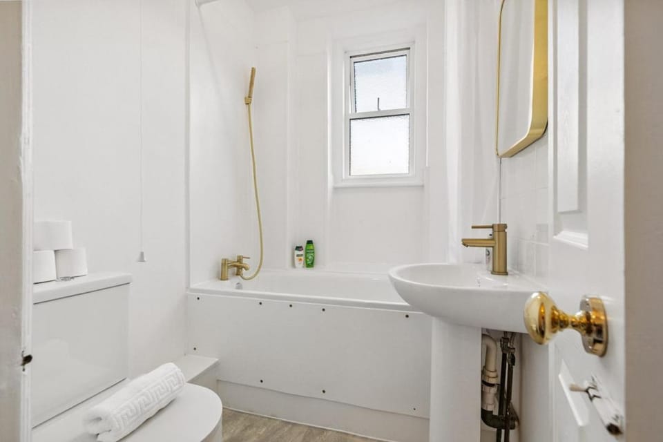 Stylish & Convenient Gem Pimlico Next London Eye Apartment in City of Westminster
