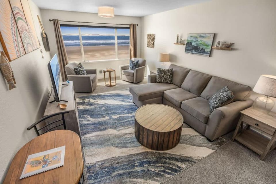 Oceanfront Suite - Top Floor - Sleeps 4 - Pool and Sauna House in Lincoln City
