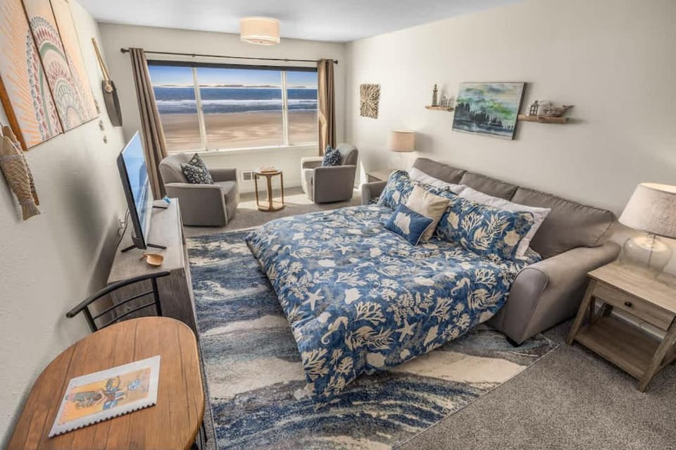 Oceanfront Suite - Top Floor - Sleeps 4 - Pool and Sauna House in Lincoln City