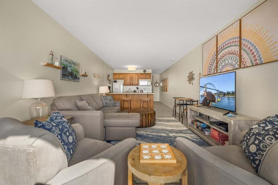 Oceanfront Suite - Top Floor - Sleeps 4 - Pool and Sauna House in Lincoln City