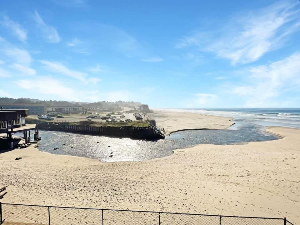 Oceanfront Penthouse Suite With Panoramic Views - Pool and Sauna - Sleeps 6 House in Lincoln City
