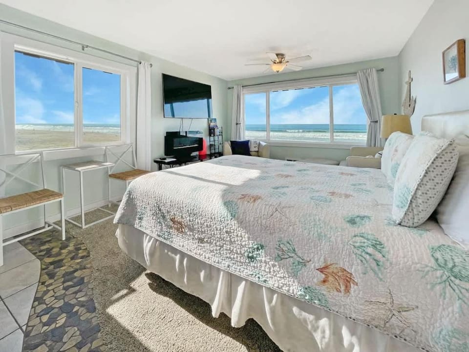 Oceanfront Penthouse Suite With Panoramic Views - Pool and Sauna - Sleeps 6 House in Lincoln City