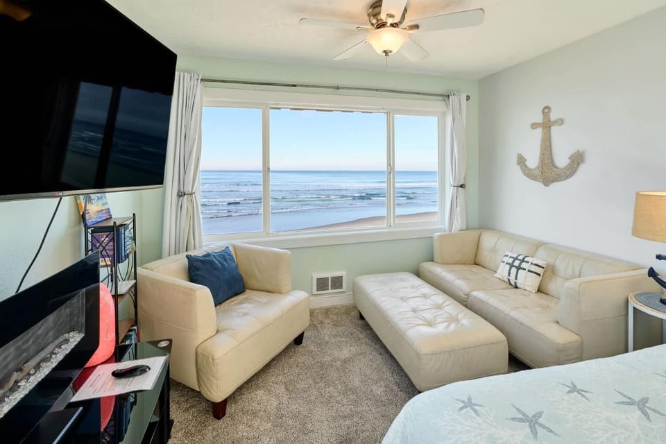 Oceanfront Penthouse Suite With Panoramic Views - Pool and Sauna - Sleeps 6 House in Lincoln City