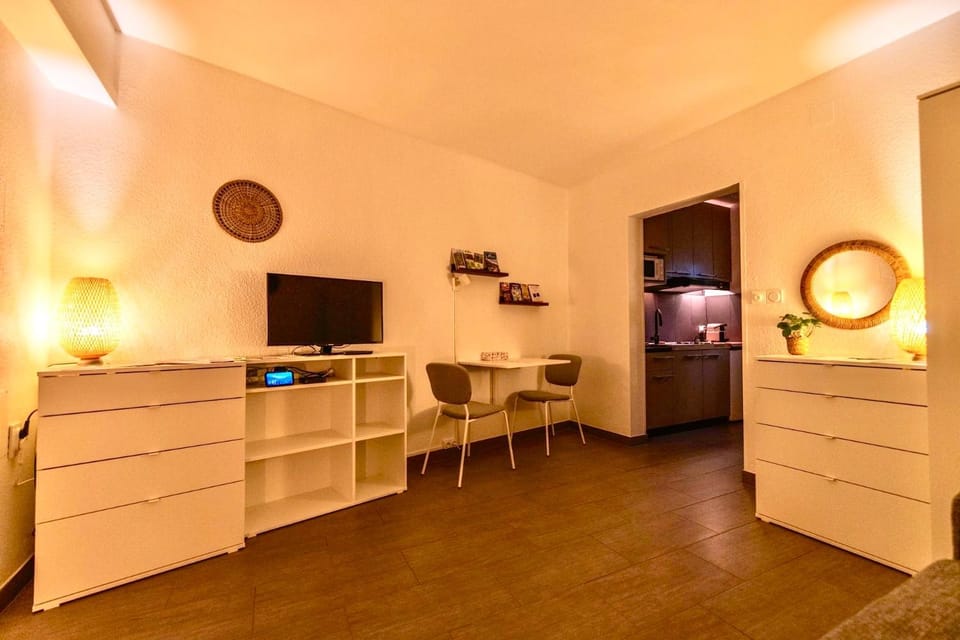 TV and multimedia, Living room, Dining area