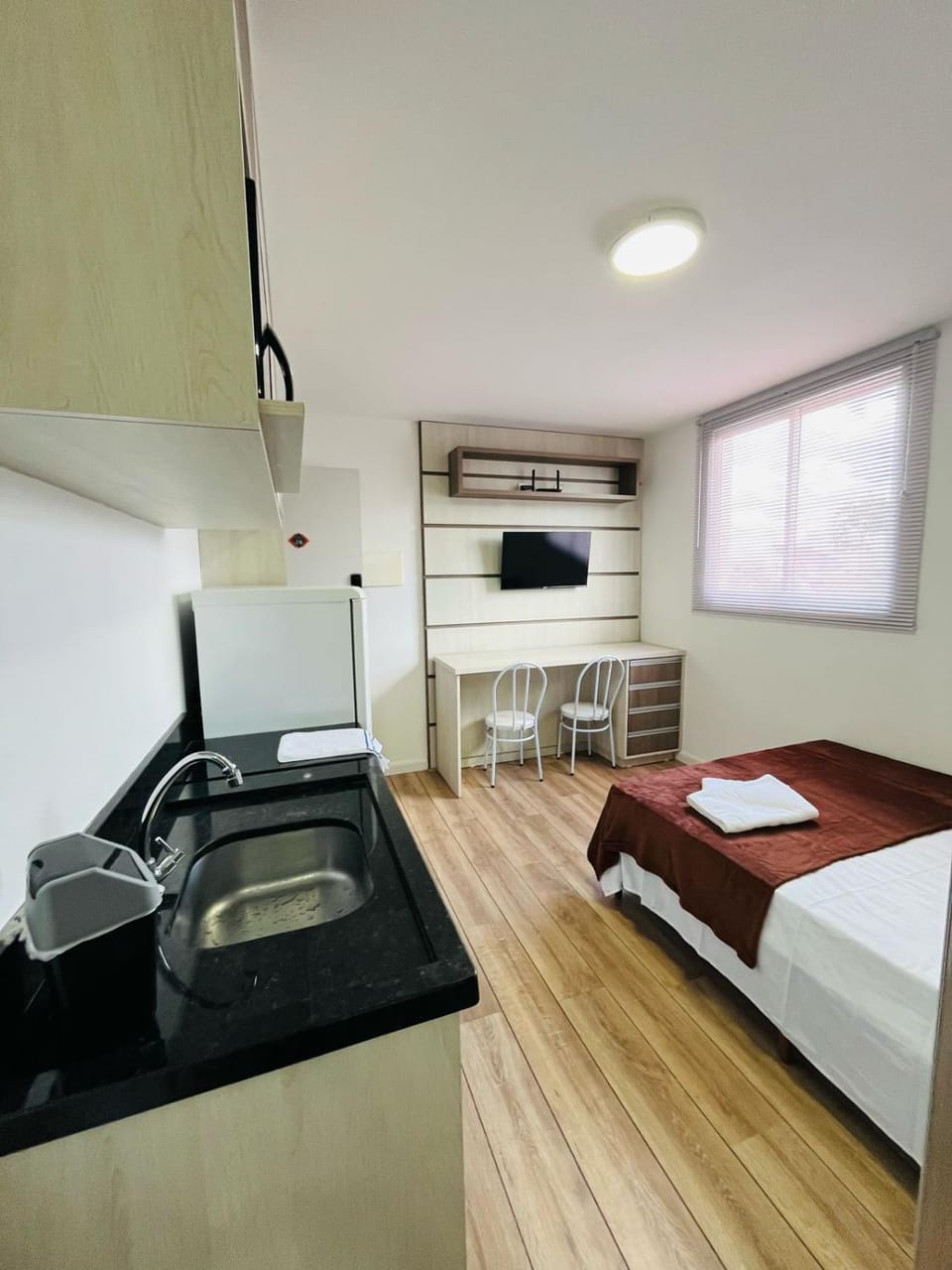 Kitchen or kitchenette, Photo of the whole room, minibar, stove