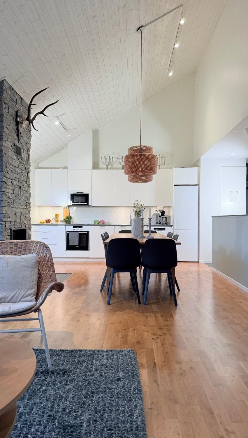 Kitchen or kitchenette, Dining area