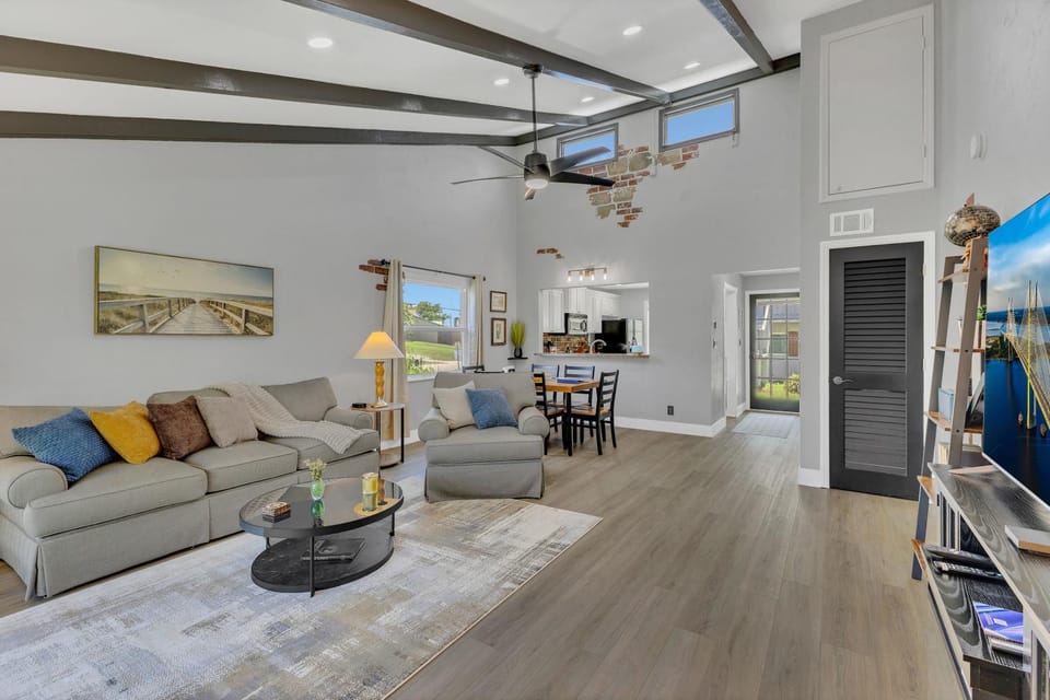TV and multimedia, Living room, Seating area, Dining area, Evening entertainment, fireplace, air conditioner