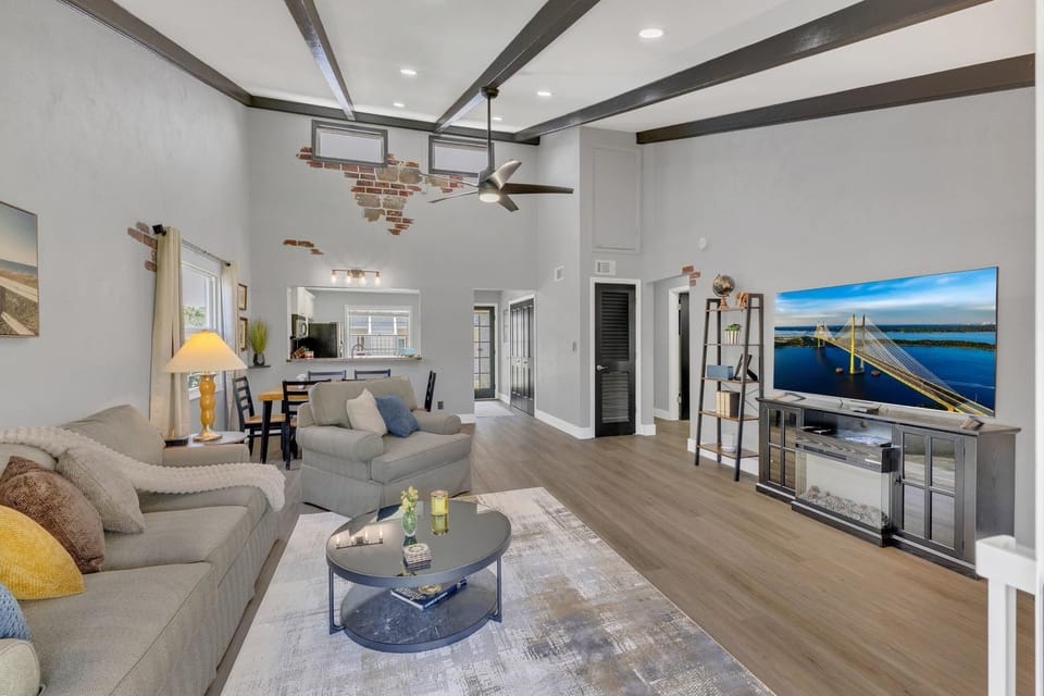 TV and multimedia, Living room, Seating area, Dining area, Entertainment, fireplace, air conditioner