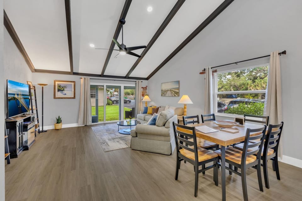 TV and multimedia, Living room, Seating area, Dining area, Entertainment, fireplace, air conditioner