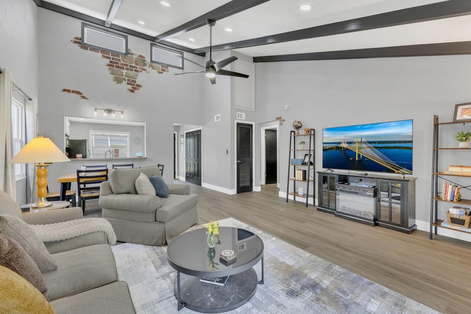 TV and multimedia, Living room, Seating area, Dining area, Entertainment, fireplace, air conditioner