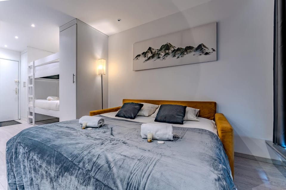 Bedroom, towels