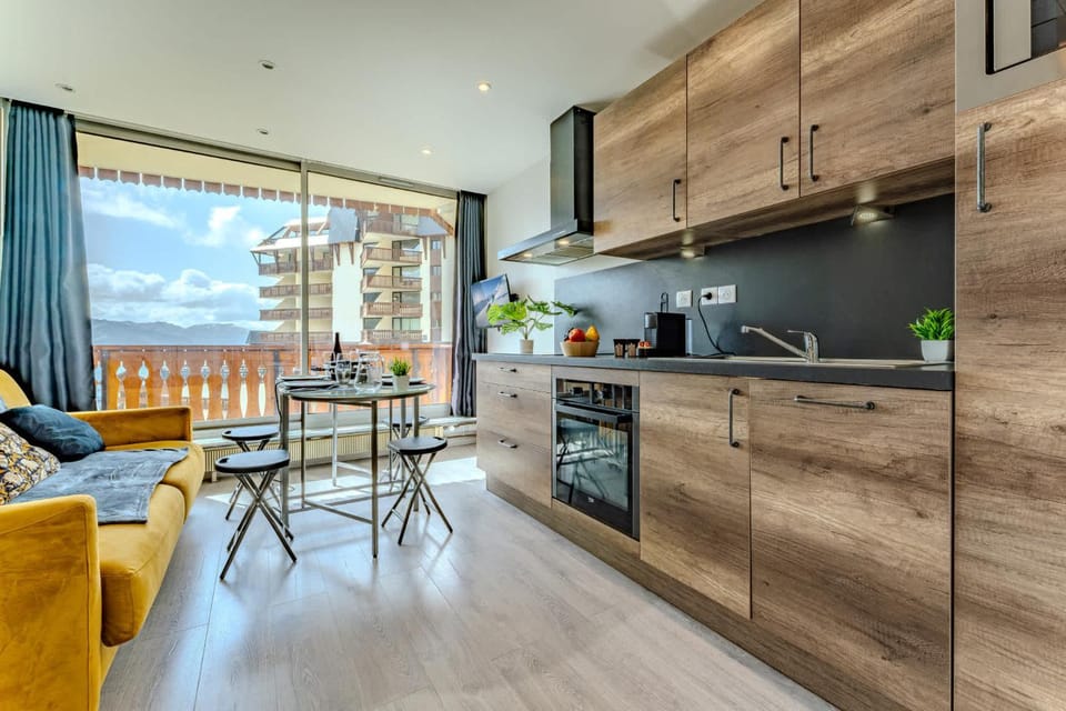 Living room, Dining area, oven, pet friendly, stove